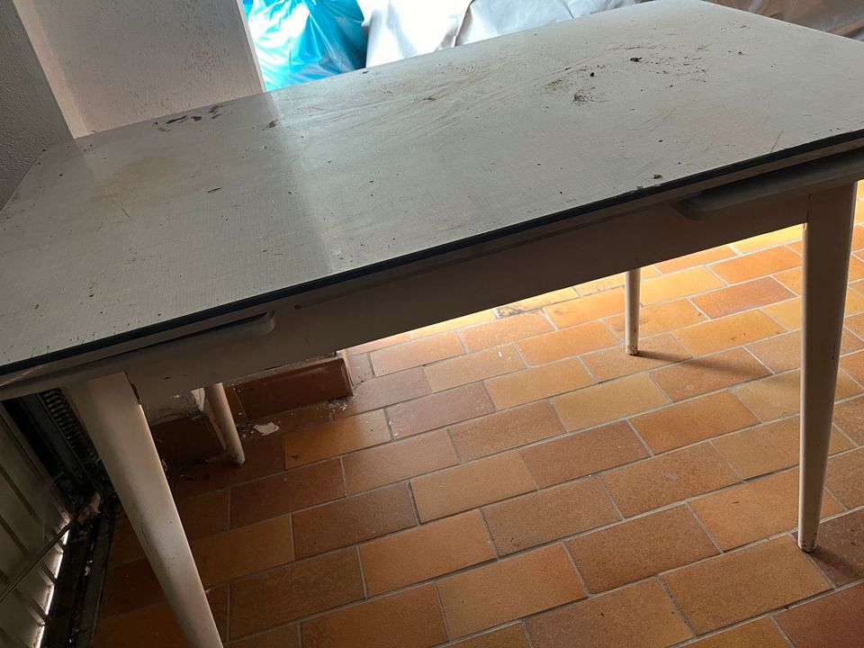 Tisch Formica aus den 70ern ausziehbar zu verschenken in Stolberg (Rhld)