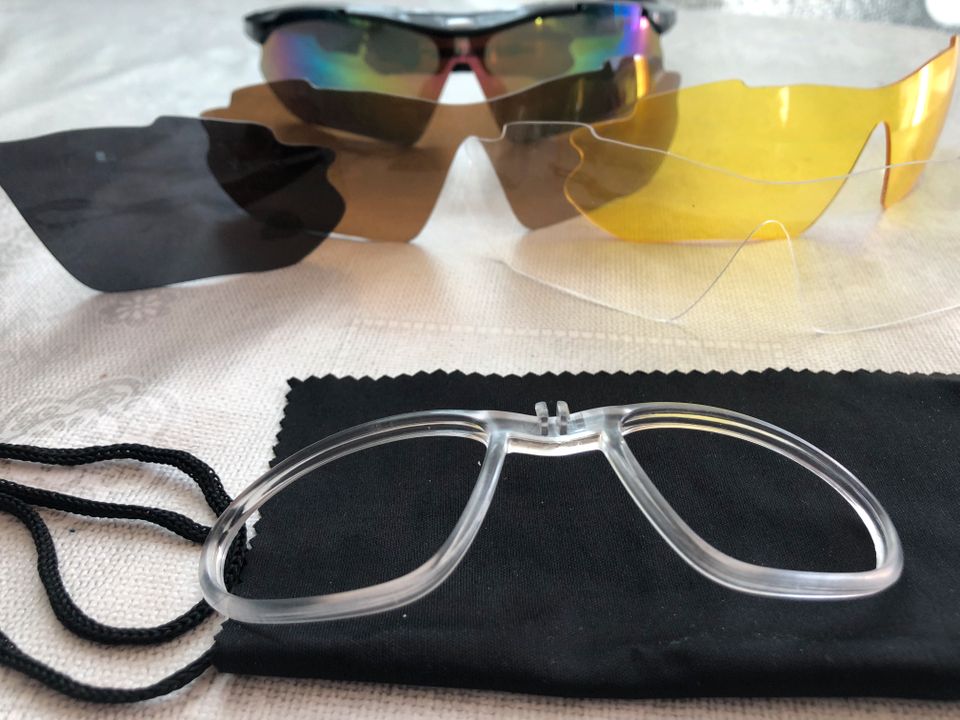 Fahrradbrille / Sportbrille mit 5 Wechselgläsern versch. Tönungen in Hochheim am Main