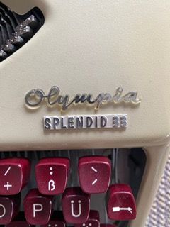 Schreibmaschine vintage Olympia Splendid 33 in Dänischenhagen