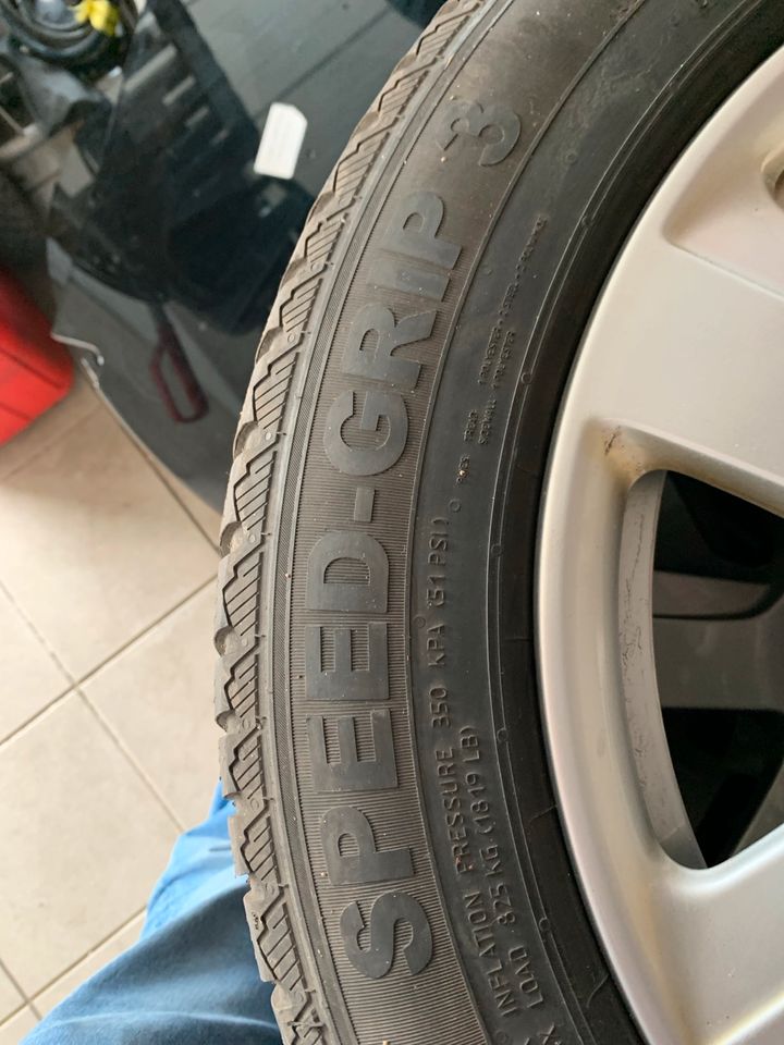 Winterreifen auf Original Audi Felge 4G0601025l 225/55 R17 in Volkmarsen