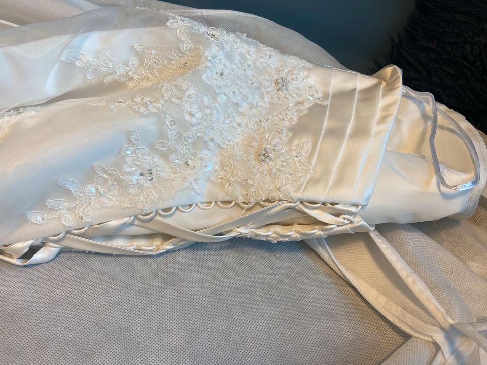 Brautkleid Hochzeitskleid Amélie wie neu gereinigt Gr 42-44 in Aresing