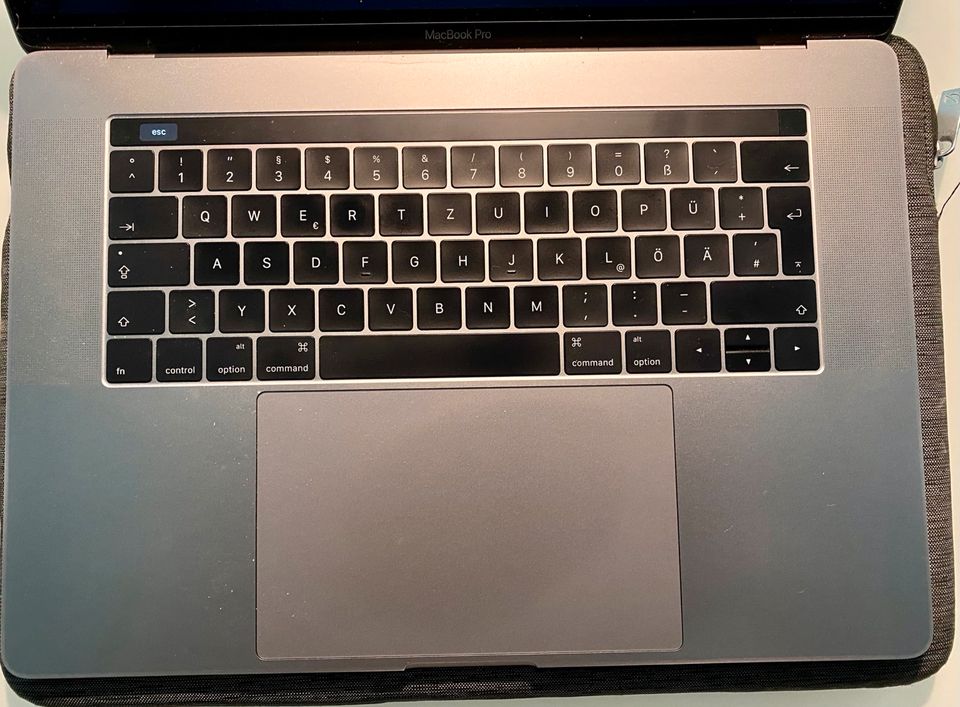 Apple 15" MacBook Pro Model No. A1707 neuwertiger Zustand in Neustadt an der Weinstraße