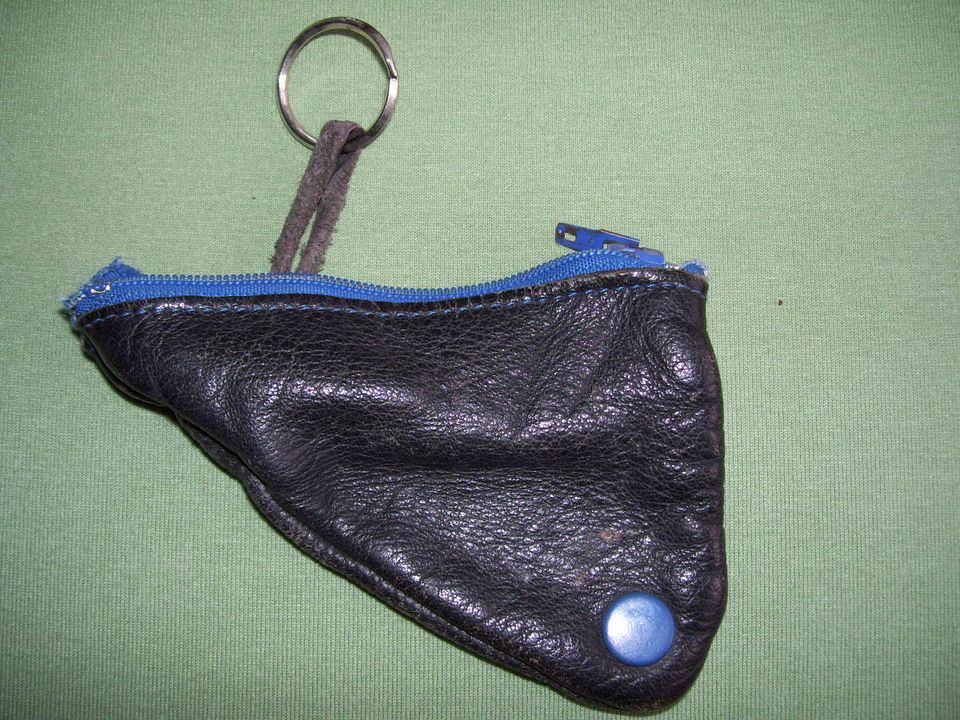 Mini klein Schlüsseltasche Leder Schwarz m. blauem Zipper Niete in Berlin -  Neukölln