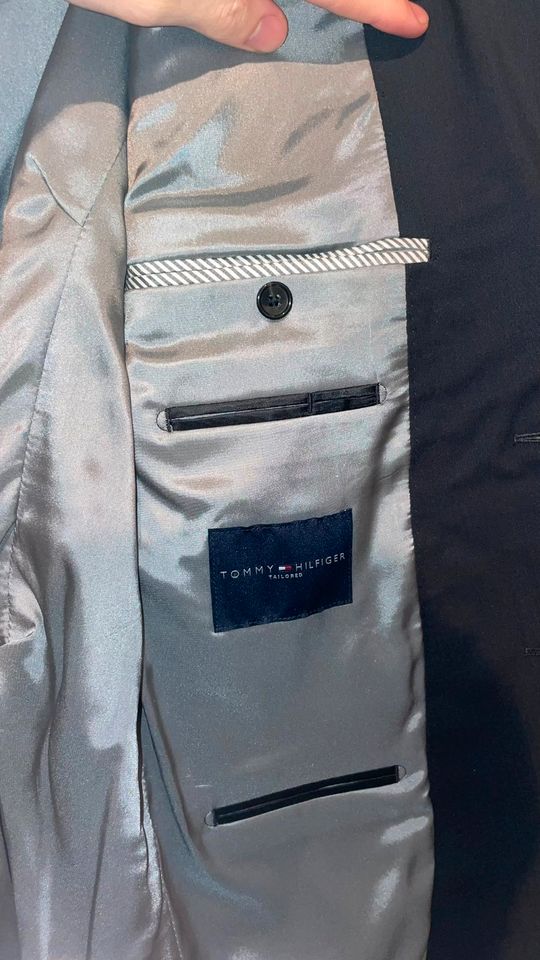 Tommy Hilfiger Anzug 50/46 in Alsdorf