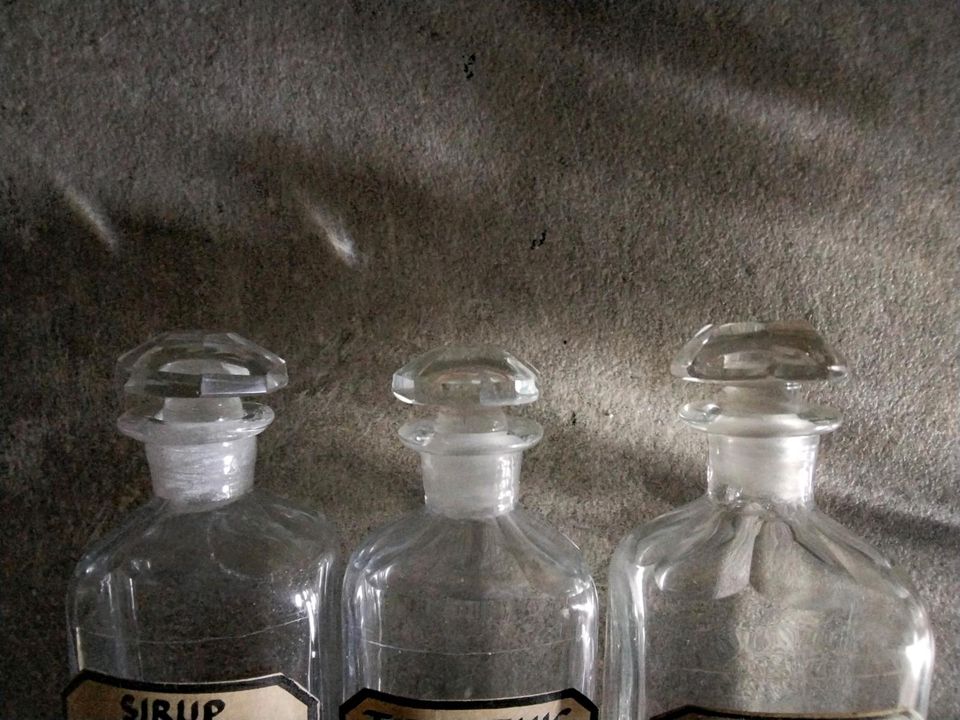 Alte Apotheker Flaschen, Konvolut, mit Glasstopfen, Rarität, Orig in Stein