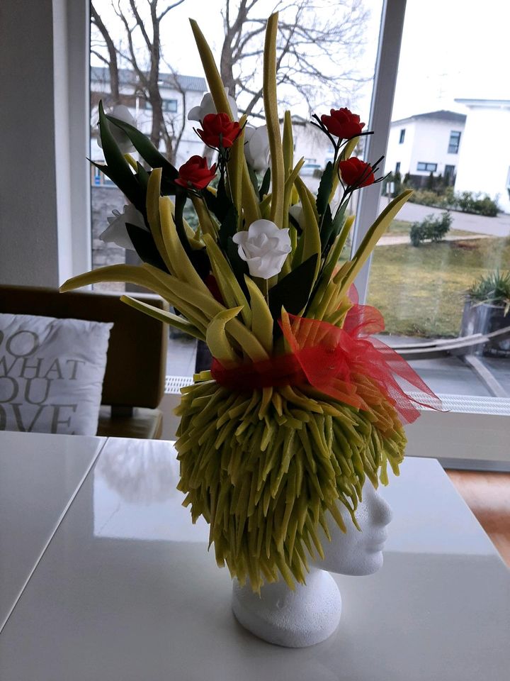 Perücke aus Schaumstoff mit Rosen in rot-weiss in Schömberg