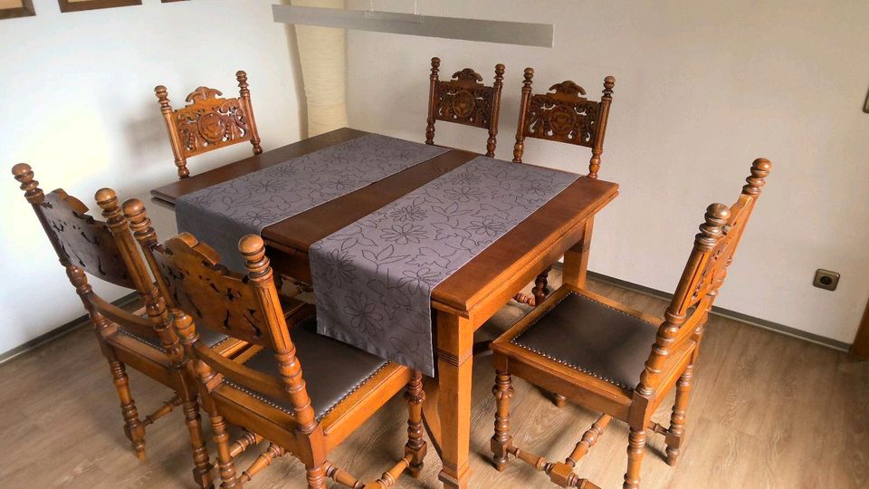 Tisch und sechs Stühle, Antiquität, guter Zustand in Melle