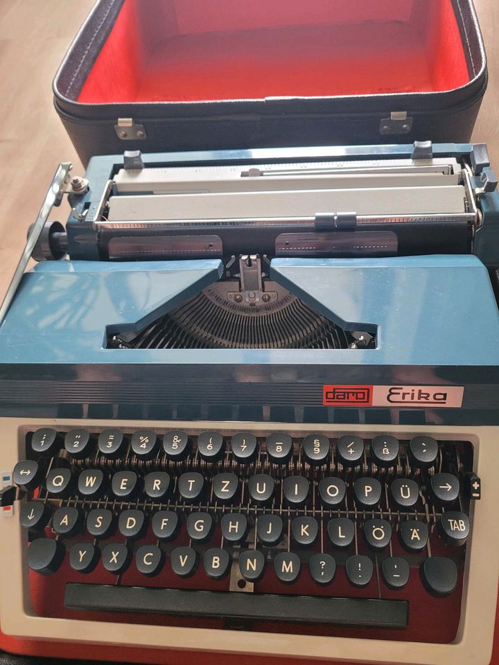 Schreibmaschine Daro Erika im Koffer in Dresden
