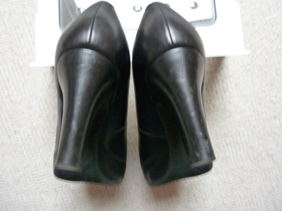 Klassische Leder-Pumps, schwarze High Heels, UNISA Gr. 40 in Rohrsen