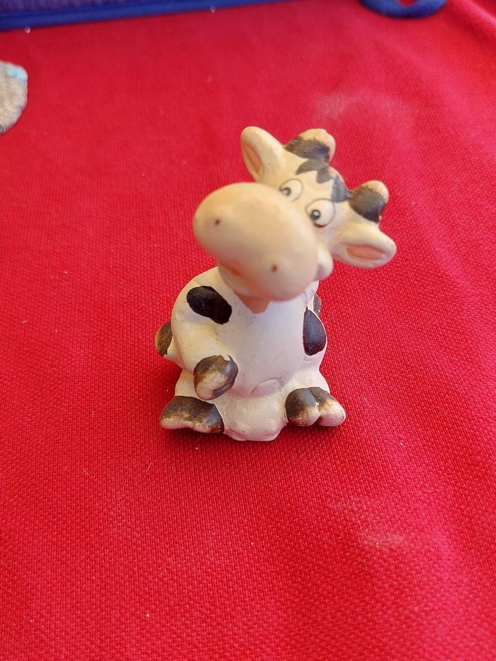 freche Kuh sitzend und stauned Dekoration Figur in Klein Rogahn