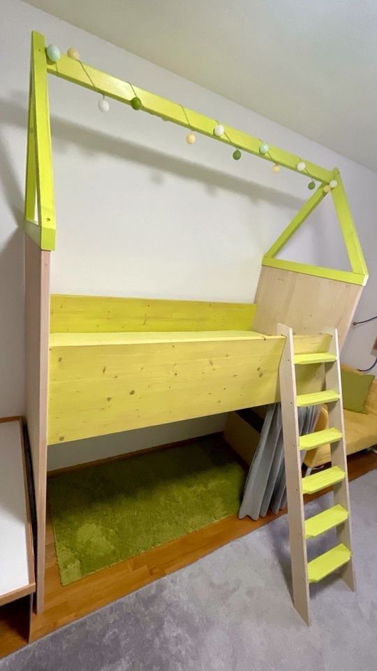 Massivholz Kinderhochbett Hausbett Hochbett + Vorhang 80x160 grün in Freiburg im Breisgau