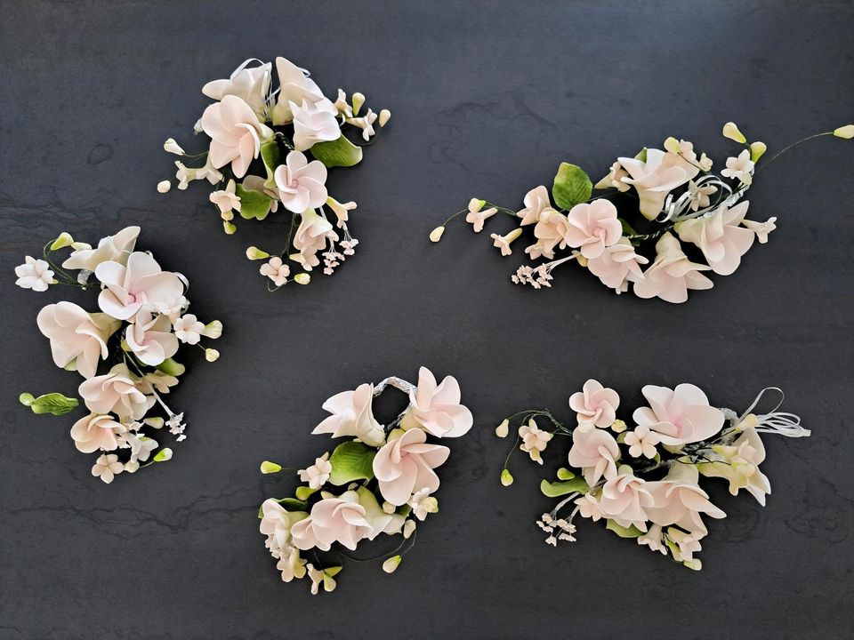 Geburtstag Hochzeit Torten-Deko Zucker-Blumen weiß rosa Blüten in Kreuzau