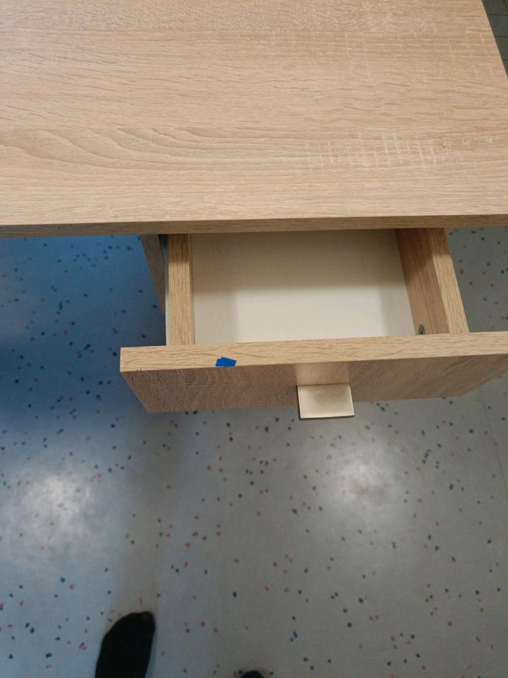Schreibtisch aus Holz in Hürth