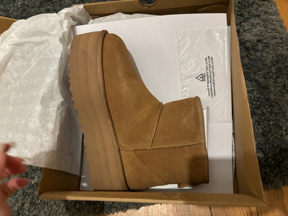 UGG plateau Boots chestnut ungetragen in Berlin