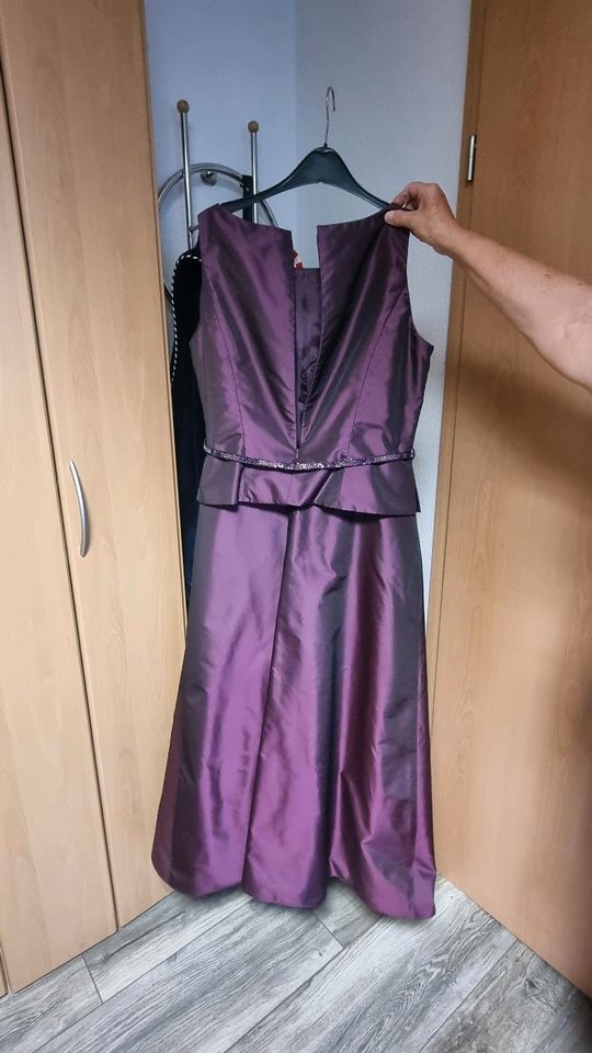 Kleid violett Gr. 44 in Lemgo