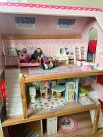 Puppenhaus Kinder Spielzeug Einrichtung mit Figuren/Zubehör Hessen - Kassel Vorschau