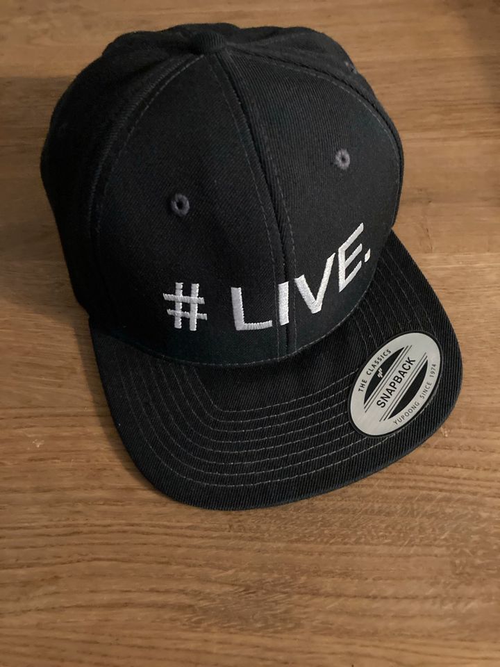 Original Snapback Mütze Modell „#LIVE.“ The Classics in Sand a. Main