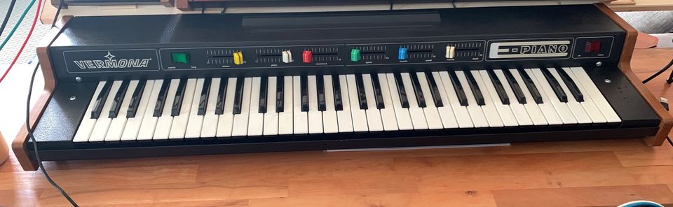 E-Piano aus den 70er vintage,restauriert,voll funktionsfähig. in Freiberg