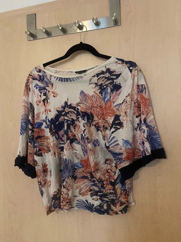 Zara cropped T-shirt mit Floral-Print in Erlangen