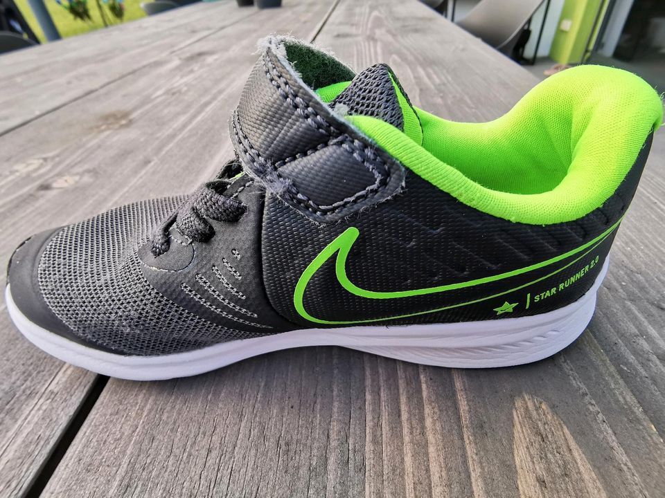 Nike Turnschuhe Sportschuhe Größe 29,5 in Mühlhausen-Ehingen