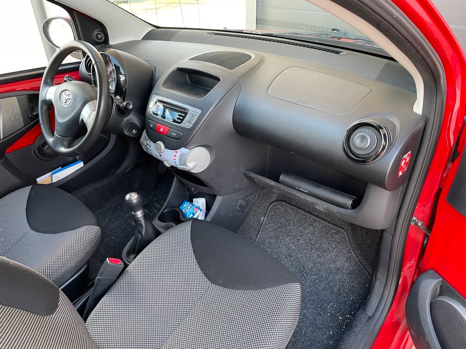 Toyota Aygo 5-türig Klima Radio Bluetooth FE in Gelnhausen