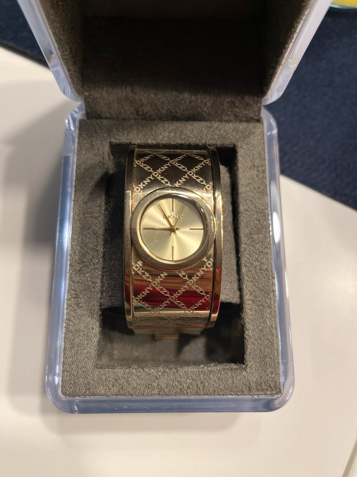 Wenig getragene Uhr DKNY Goldfarben in Kiedrich