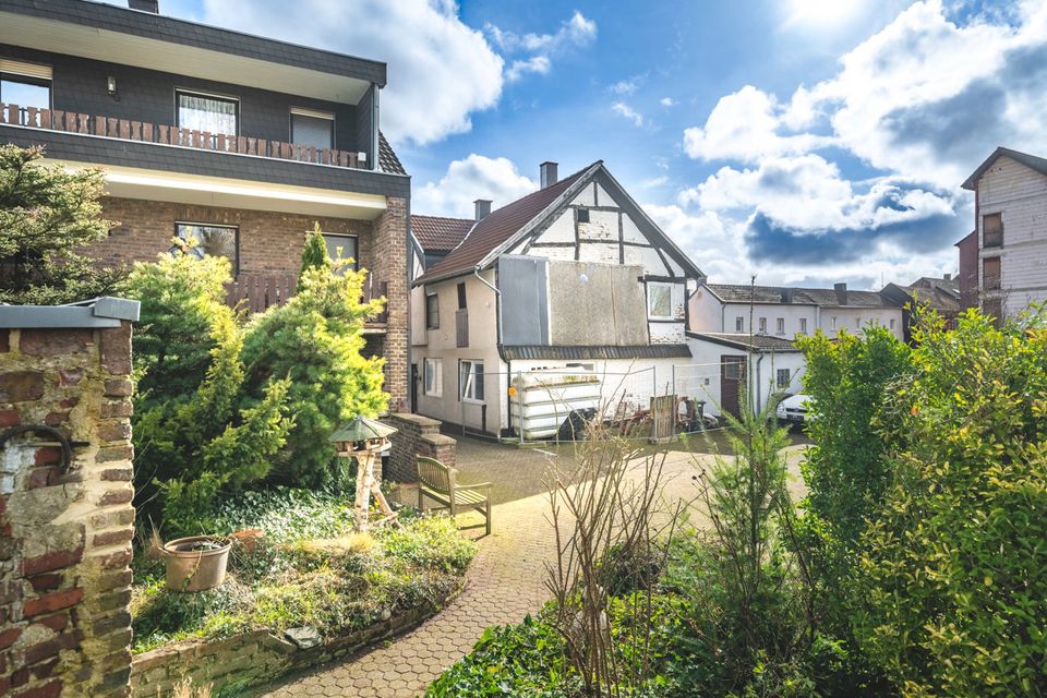 Dreifamilienhaus mit 5 Garagen und zusätzlichem Baugrundstück in Warden in Alsdorf