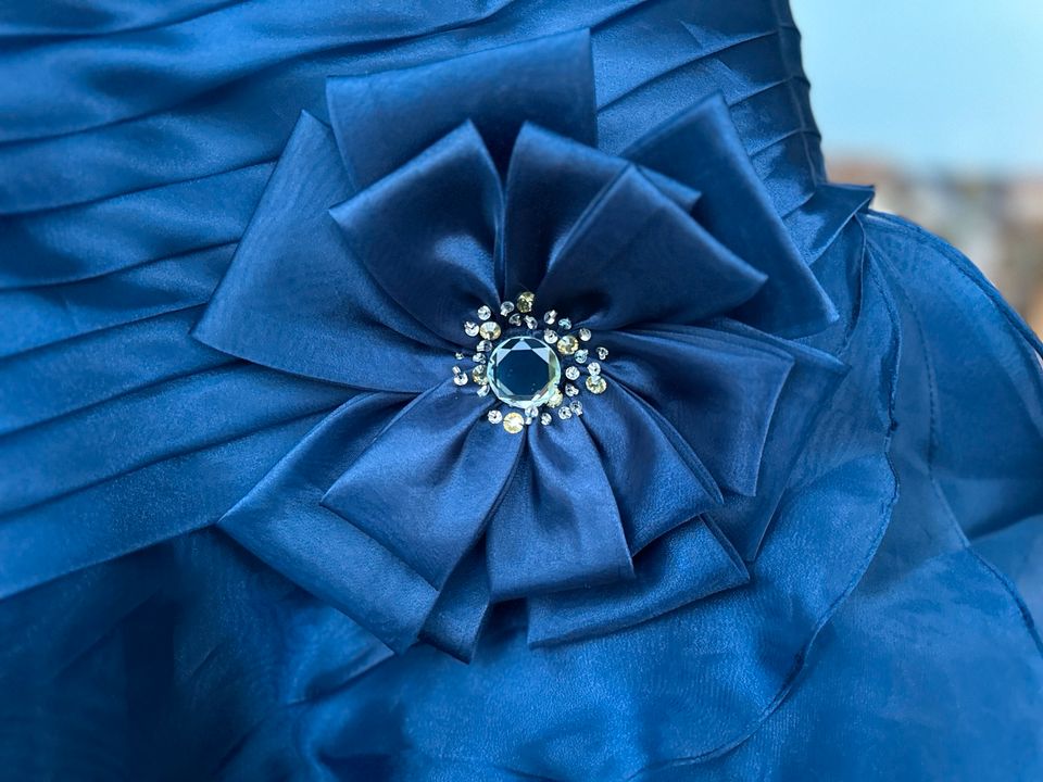 Elegantes Abendkleid in Größe 38 in dunkelblau zu verkaufen! in Wesseling