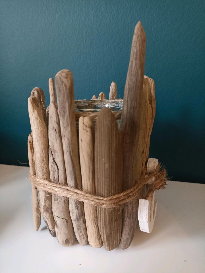 Tolle Vase aus Treibholz mit einem Holzanker und Bast verziert. in Penzlin