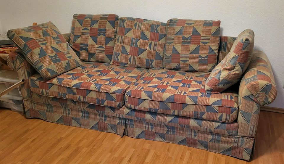 Sofa mit passenden Kissen in Nassau