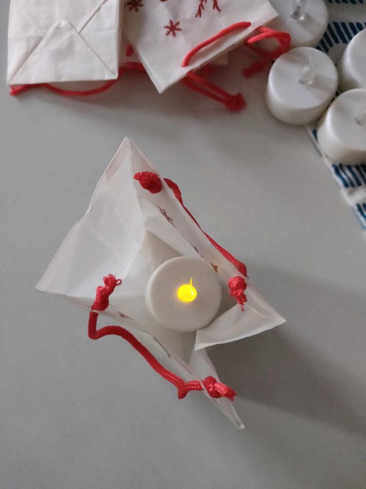 13 elektrische Teelichter inkl weihnachtlicher Lichtertüte in Kiel