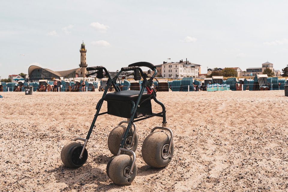 Pflegekräfte bieten Strandrollstuhl und Rollator in Rostock