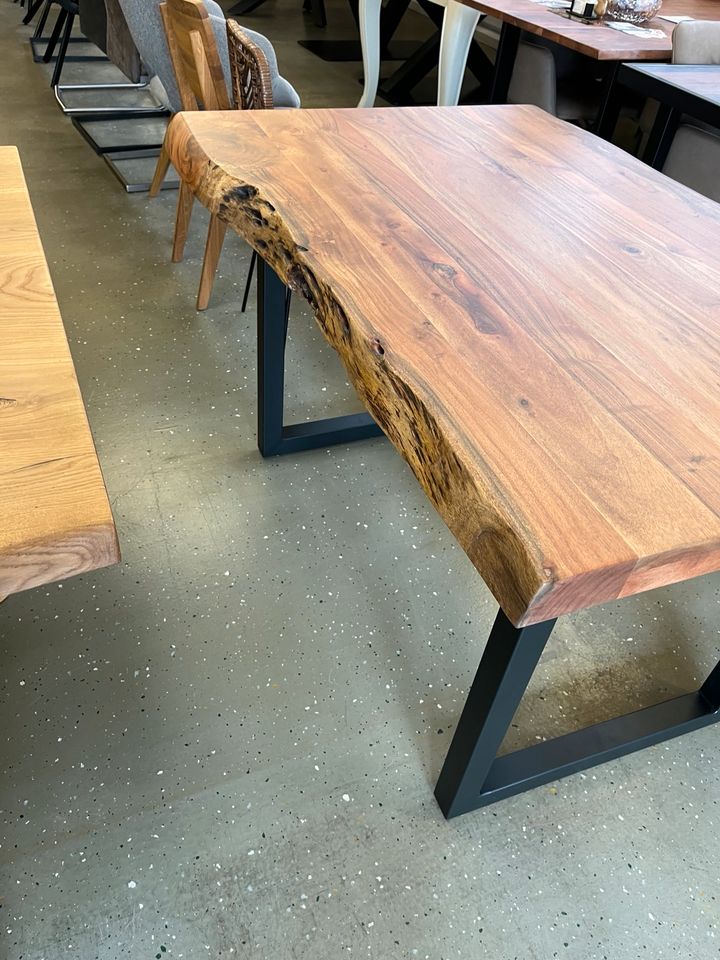 Esstisch Tisch + Massivholz Akazie + Echte Baumkanten Tische in Marburg
