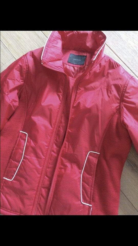 Vero Moda Jacke / Übergangsjacke rot Größe L in Fürth