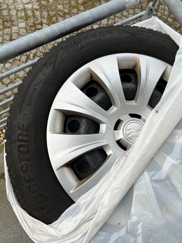 SUV Winterreifen (4x Kompletträder mit Stahlfelgen) - Bridgestone in Zwiesel