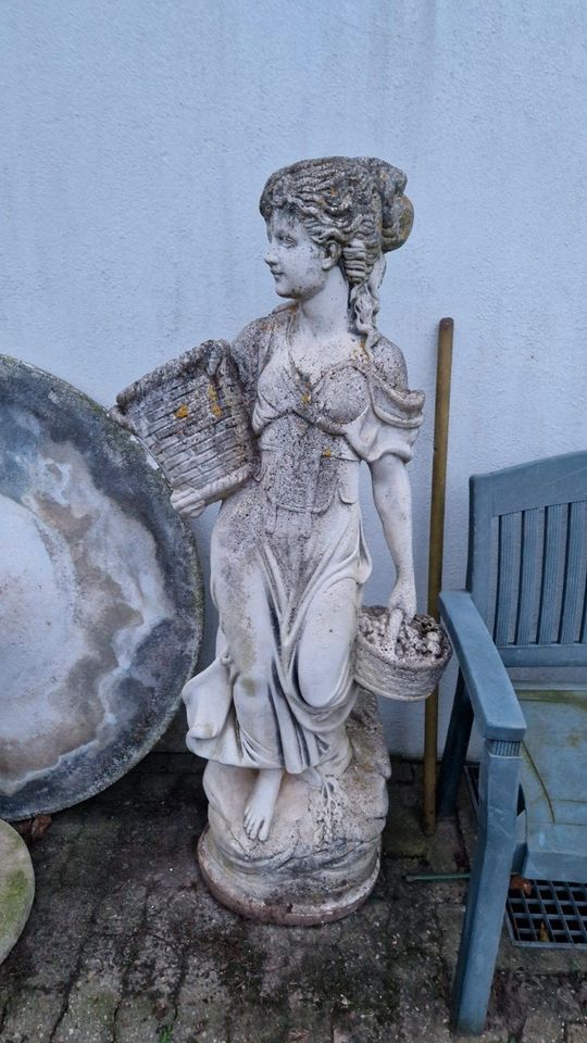 Steinguss Figur - Frau mit zwei Körben in Hückelhoven
