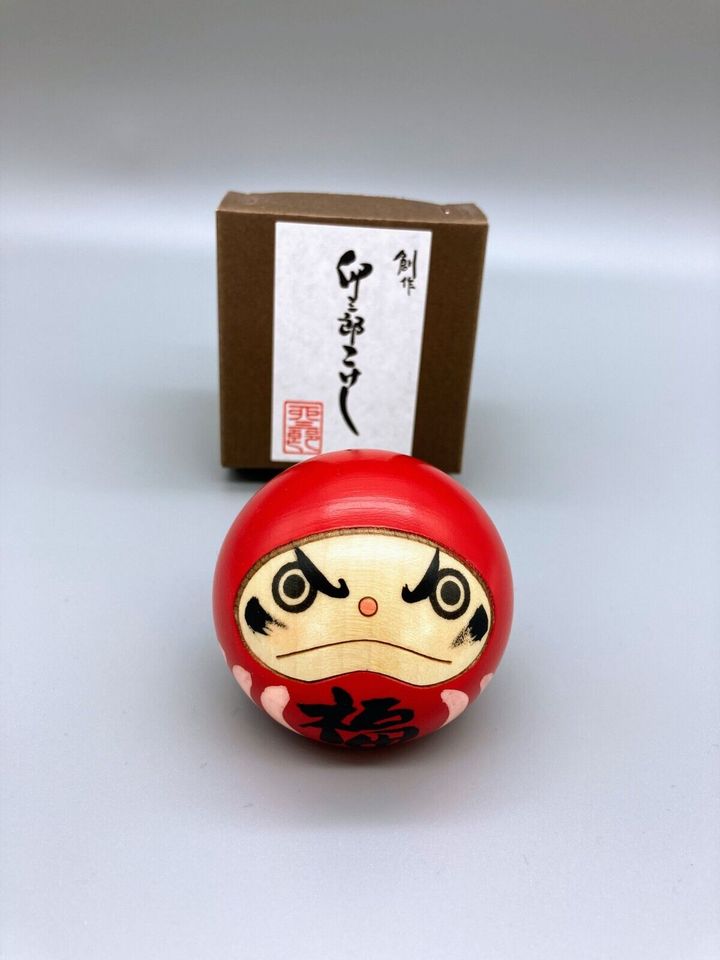 Usaburo Kokeshi: Daruma Rot - Viel Glück - Made in Japan in Konstanz