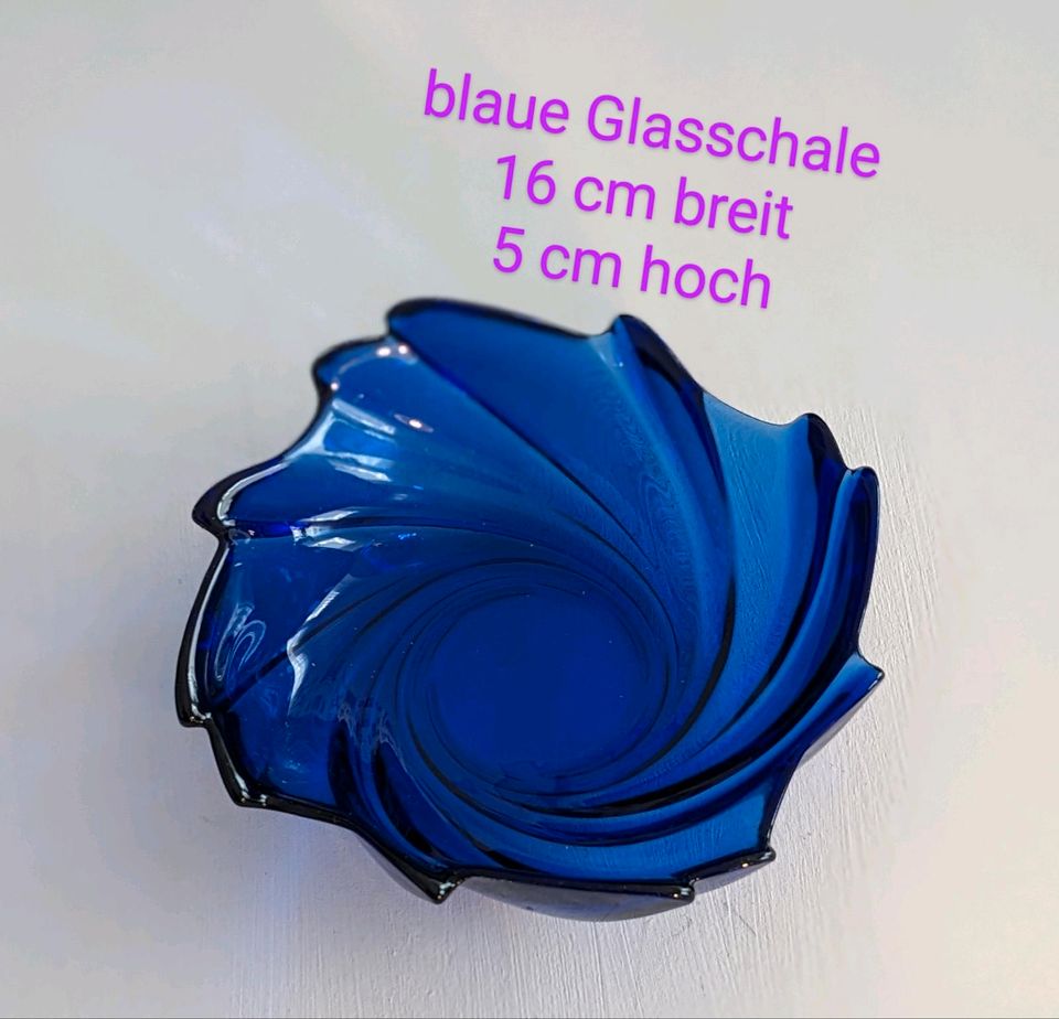 Blaue Glasschale, Obstschale, Eisschale, Gebäckschale, Schüssel. in Gommern