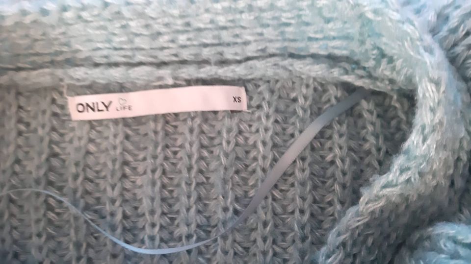 kuschelige türkise Rüschen Strickjacke von Only, Gr. XS in Hückelhoven