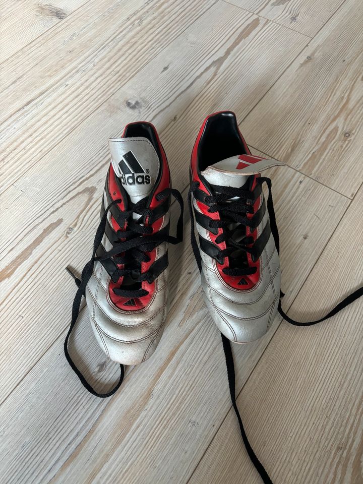 Adidas Fußballschuhe Größe 40 in Kerpen