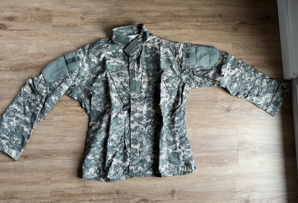 US Army Acu Jacke Hose diverse Pouches und Trinkblase in Hallstadt