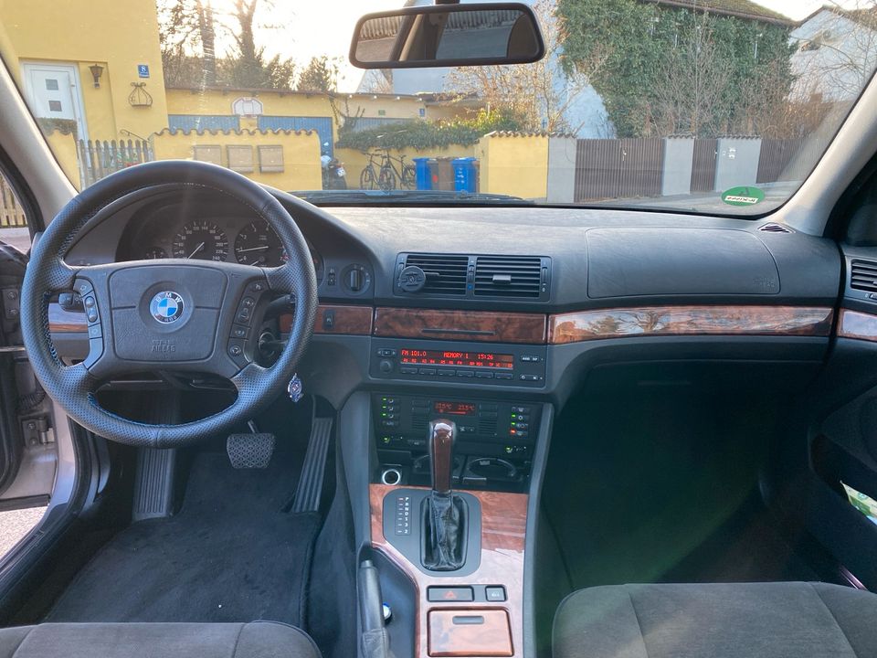 BMW 523i E39 LPG DSP PDC SD AHK EL.Sitze TÜV 10/25 in München
