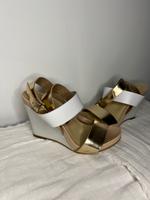 Plateau Pumps Sandalen Riemensandalen Bata Leder  Gold Rheinland-Pfalz - Mörstadt Vorschau