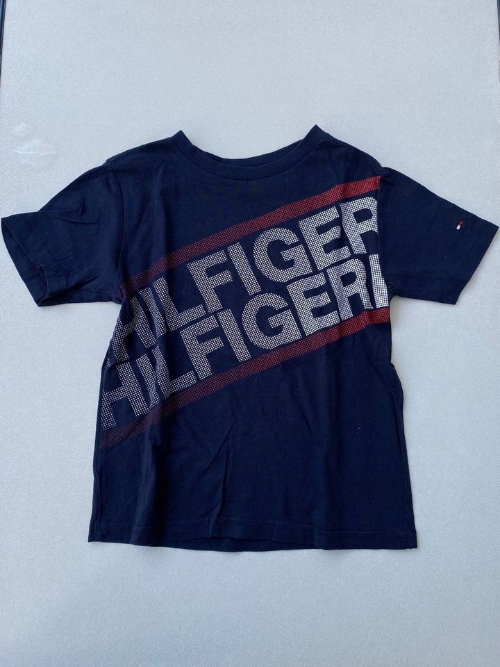 Shirt/T-Shirt Tommy Hilfiger Gr. 110 dunkelblau mit Logo in Waldbüttelbrunn