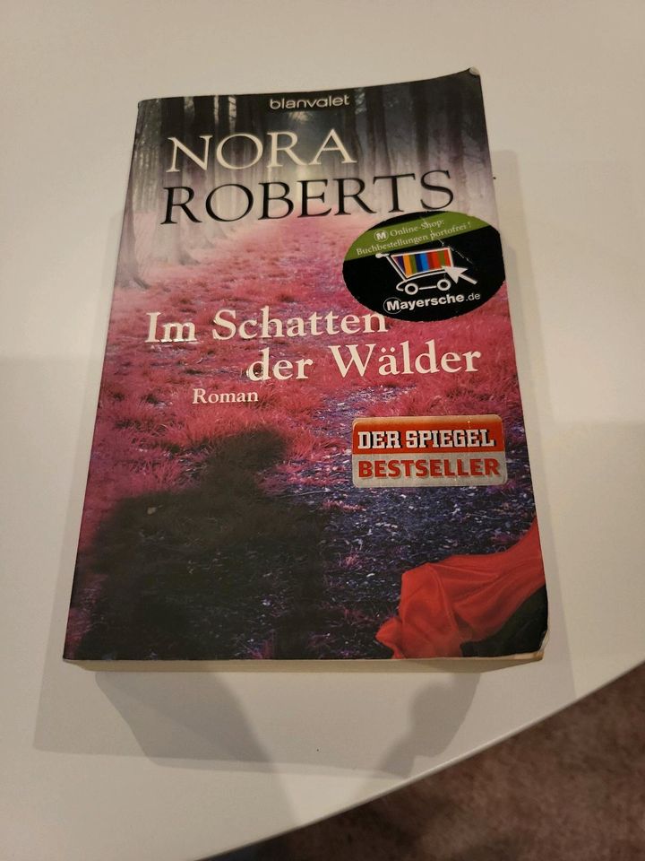 Im Schatten der Wälder Nora Roberts Roman in Kamp-Lintfort