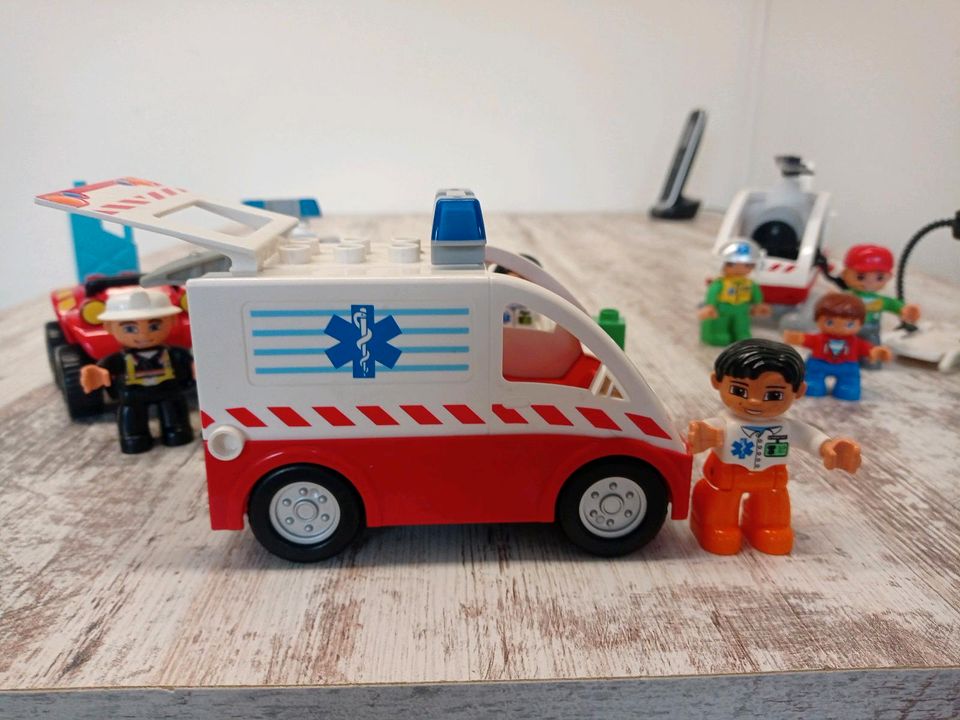 Lego Duplo Krankenwagen Hubschrauber Fahrzeuge Zubehör Figuren in Hamburg