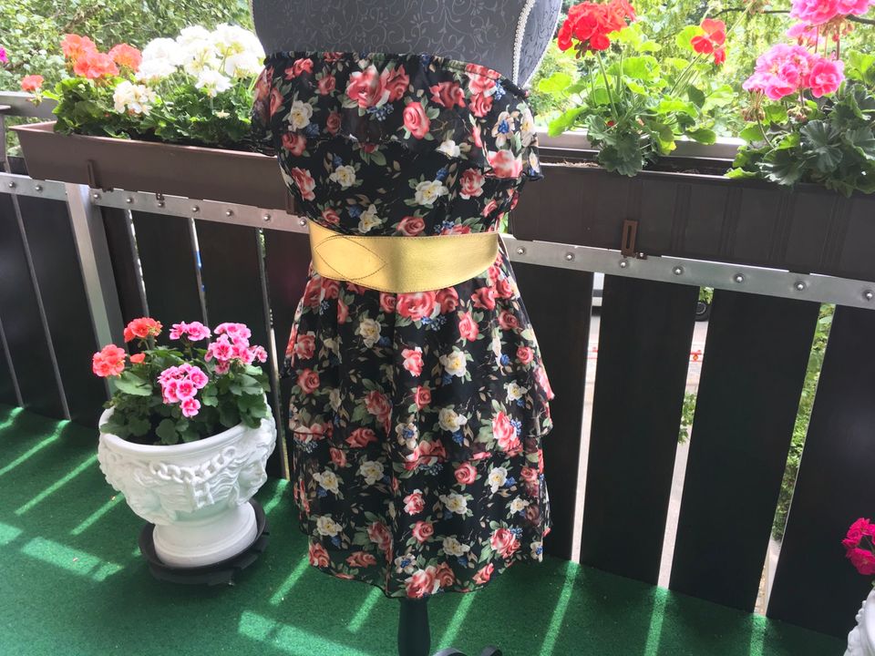 Duftiges Kleid schwarz mit Blumen Volants goldener Gürtel in München