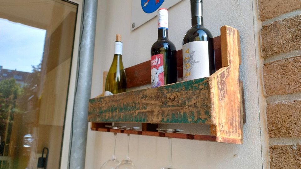 Handgefertigtes Wandregal für Flaschen und Weingläser in Düsseldorf