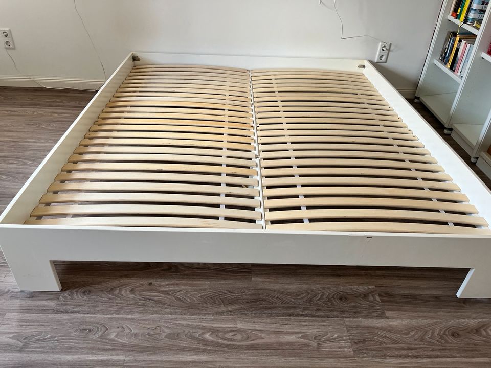 Doppelbett, 180x200, weiß, Holz in Horneburg