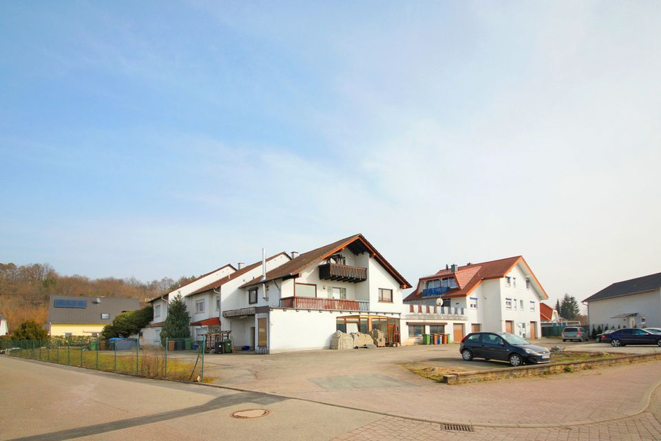 ETW mit 2 Terrassen, Garage und kleinem Garten in 2-Familienhaus in Eschelbronn